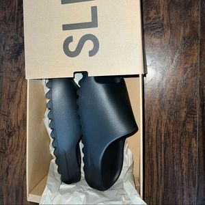 - Brand new Yeezy Onyx slides. size 9